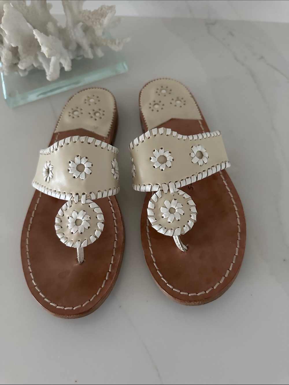 Jack Rogers women's White and Beige Leather Floral Thong Sandals.Size  7M.
